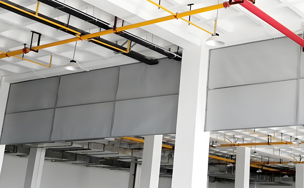 商场防烟分区常闭节点：皮山挡烟垂壁高度与控制器接线图解