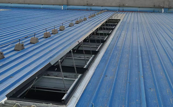 某城市大型商业综合体中庭皮山排烟窗工程